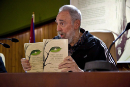 Фидел Кастро издаде нови мемоари с черни мисли за света 