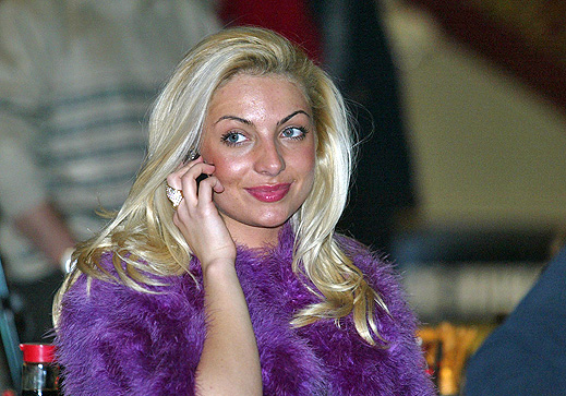 Плеймейтката Златка продължава да се натиска на Слави