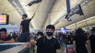 Международното летище в Хонконг отмени всички излитания тъй като хиляди