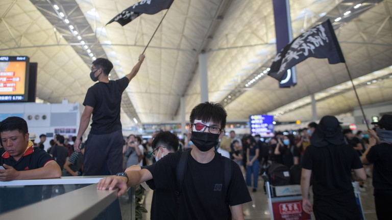 Международното летище в Хонконг отмени всички излитания, тъй като хиляди