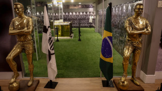 Мавзолеят построен за златния ковчег на футболната легенда Пеле отвори