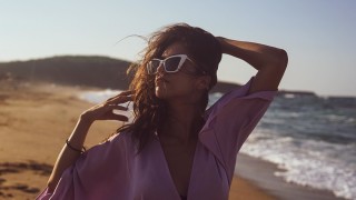 През юни 2023 г беше премиерата на постановката Отблизо базирана