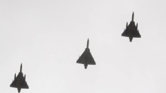 Британски кораб и китайски самолети повишават напрежението край Тайван