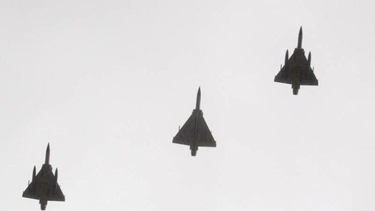 Британски кораб и китайски самолети повишават напрежението край Тайван
