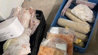 МВР спря от продажба близо 120 кг храна с изтекъл срок в Самоков