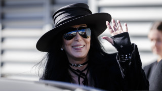 Шер се присъедини към гаджето си Александър Едуардс на модното