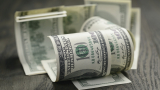  Доларът продължава да поевтинява към главните си съперници 