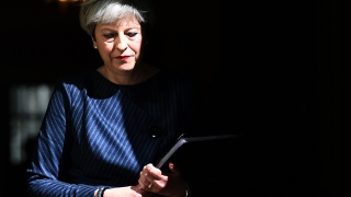 Засилва се натиска в правителството над Тереза Мей да подаде