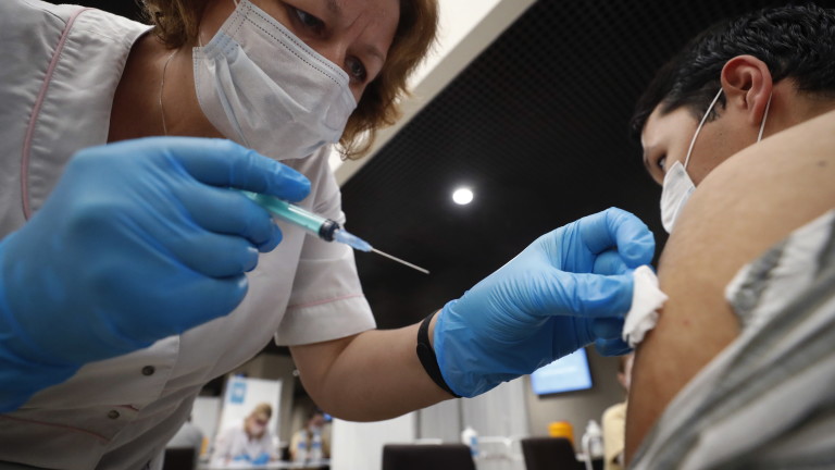 Русия няма намерение да разрешава чужди ваксини въпреки тежката коронавирус вълна