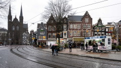 Инцидент в Амстердам: Микробус с туристи падна в канал