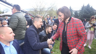 Нинова обвини ГЕРБ, че лишили българите от човешко достойнство