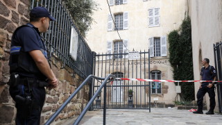 Във Франция мъж се барикадира в музей и заплаши да го превърне в ад