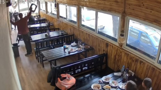 Въоръжен мъж троши чинии по прозорците и заплашва хора в ресторант в София