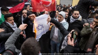 В Берлин бяха изгорени израелски знамена а заедно с тях