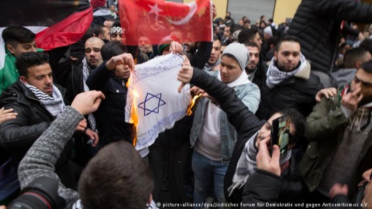 В Берлин бяха изгорени израелски знамена, а заедно с тях