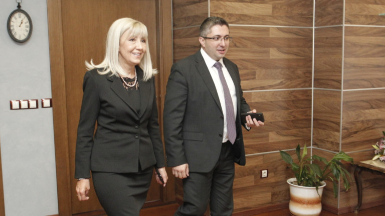 Новият министър Аврамова приема стария за свой заместник