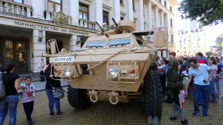 Местят голямо количество военна техника от провинцията в София