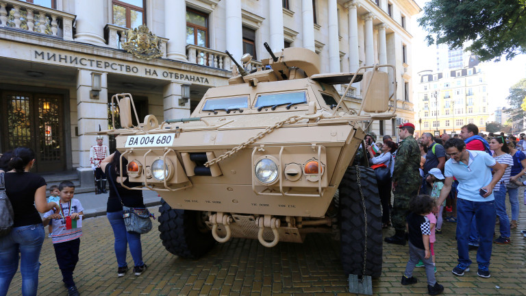 Местят голямо количество военна техника от провинцията в София