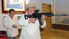 Ким Чен-ун заповяда военните заводи да произвеждат повече оръжия