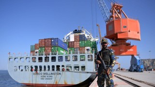 Екстремисти нападнаха пакистански военен конвой близо до стратегическото югозападно пристанище