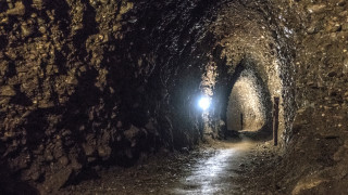 Някъде сред зелените хълмове на Босна в малкото и привидно