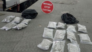 Митнически служители на ГКПП Дунав мост Видин заловиха над