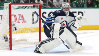 Вратарят на Уинипег Конър Хелебюик спечели наградите Харт за най полезен