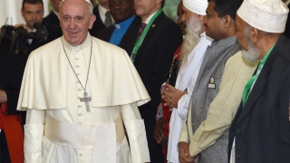 Папата с първа меса в Африка, призова за диалог между религиите
