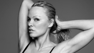 Памела Андерсън закова погледите към себе си на плажа във