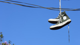 Виждали сме ги неведнъж чифт обувки най често маратонки или