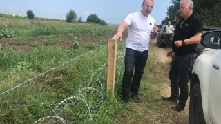 Готова е 11 км ограда по границата с Румъния, подсилват я с режеща тел