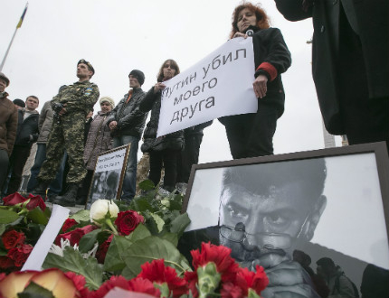 Неизвестни "разтуриха" мемориалния кът на лобното място на Немцов
