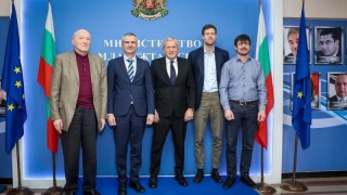 Висшите функционери от УЕФА Сервет Ярдъмджъ и Лука Никола