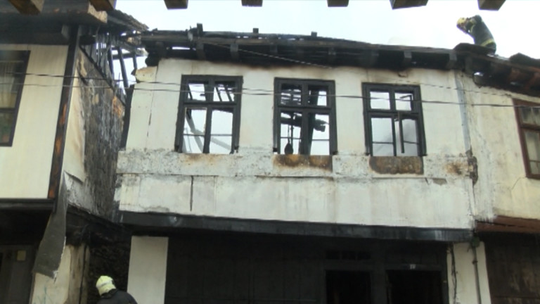 Три къщи изгоряха в центъра на Габрово. Сигналът за инцидента