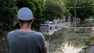 В резултат на взривяването на язовирната стена на ВЕЦ Каховка