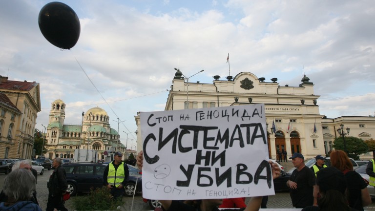 Майки от "Системата ни убива" поискаха да влязат при депутатите