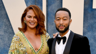 Когато Джон Леджънд разкрива тайни от спалнята си с Криси Тейгън