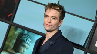 Макар че наскоро стана баща Робърт Патинсън явно успява добре