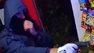 Служител на синята зона в Кърджали извърши въоръжен грабеж на