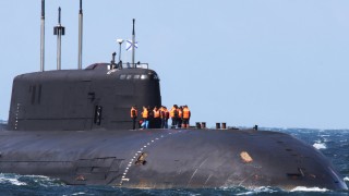 Руска атомна подводница изплава с отказал двигател във водите на