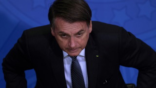 Болсонару облекчи стриктните закони в Бразилия за внос и притежание на оръжие