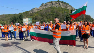 Строители с блокади отстояват правата си