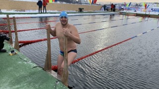 Два дни преди започващото Световно първенство по ледено плуване Петър