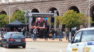 Симпатизанти на ПП-ДБ се събраха на протест пред НС, за да гледат бюджетната комисия на живо