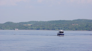 Трима мъже уловиха незаконно почти 118 кг риба от река