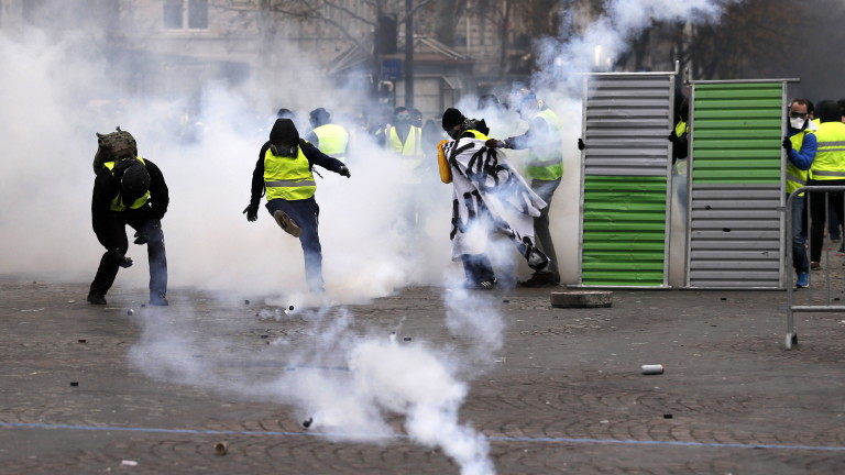 Вял протест във Франция на "Жълтите жилетки"