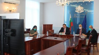 Работещите на първа линия в борбата с COVID 19 трябва да