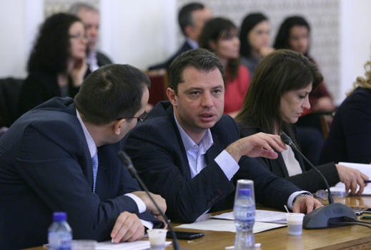 Задължиха  ЕРП-тата да предоставят на клиентите си почасова графика за потреблението на ток