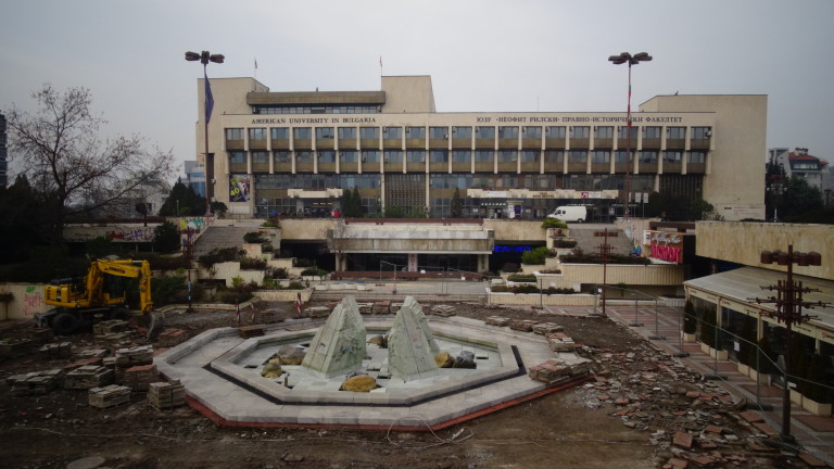 Започна ремонтът на площад Георги Измирлиев-Македончето в Благоевград. Ремонтът на