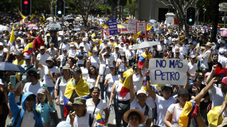 Хиляди хора излязоха на шествия в Колумбия за да изразят